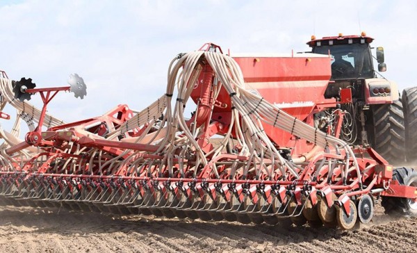 На белорусском предприятии «АМКОДОР» начали испытывать сеялку нового поколения