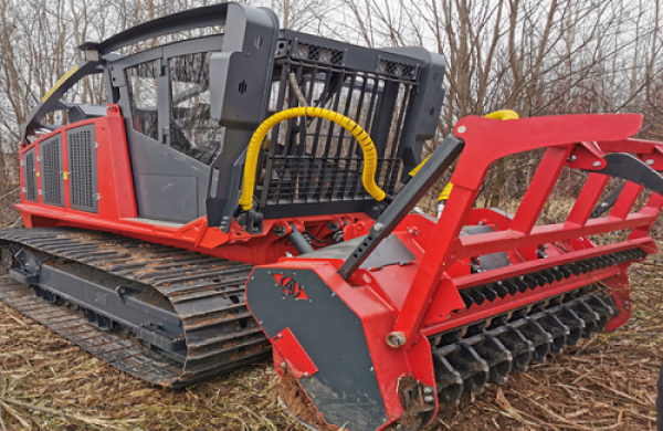 Самоходный мульчер могилевской компании «Стройремавто» может за считанные часы расчистить просеку, преградив путь лесному пожару